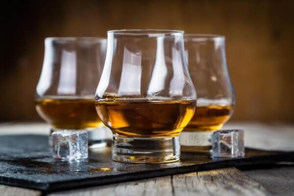 glasses of whiskey 10 undiscovered whiskey distilleries in Ireland