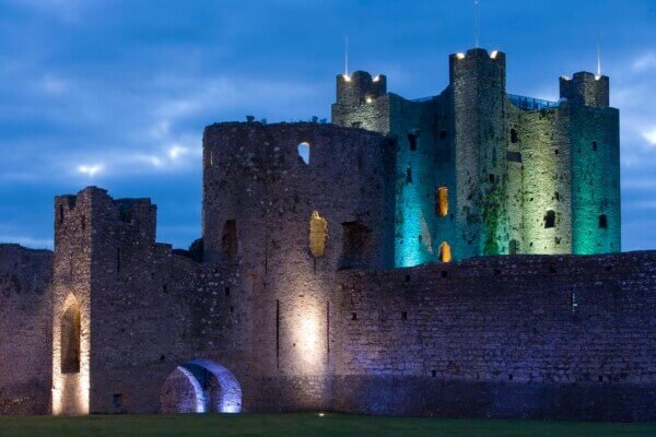 a castle at night famous landmarks from Irish history
