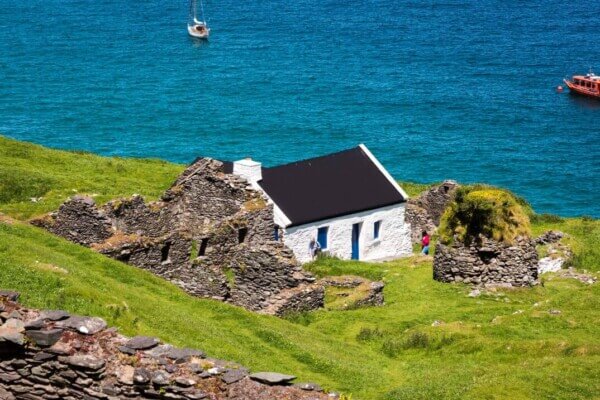 a white-washed cottage by the ocean experience the Great Blasket Island
