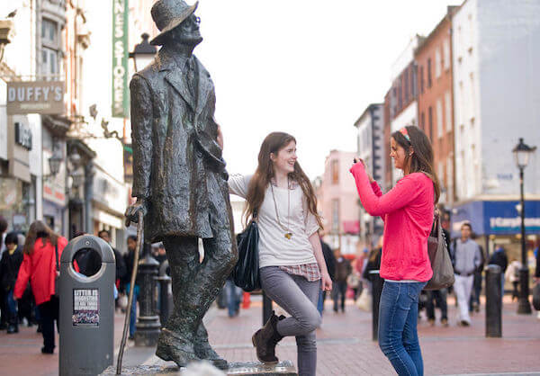 two girls by a statue Dublin's Top 10 tours